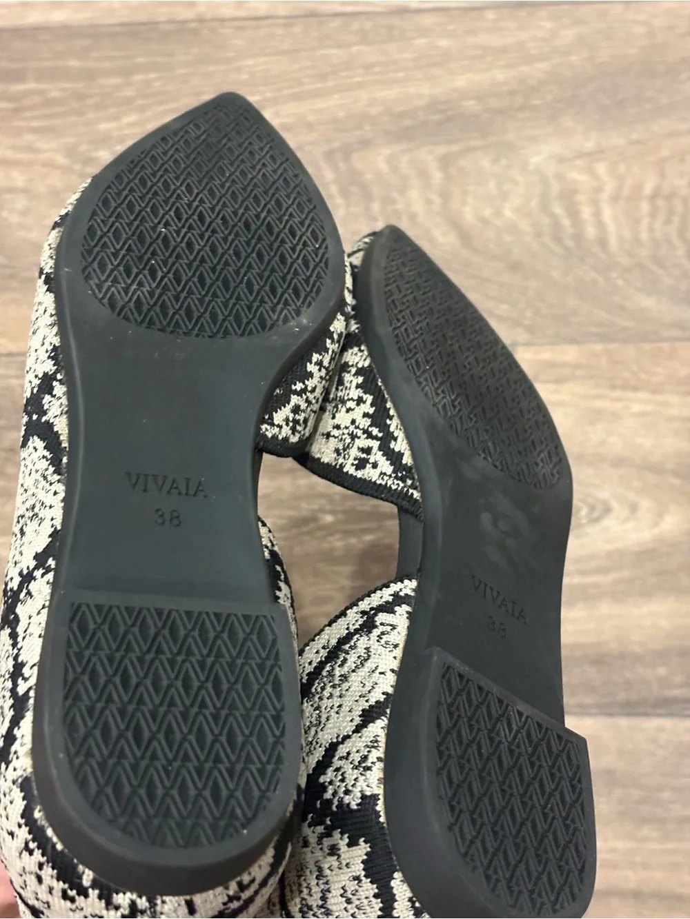 Vivaia Aria Walker Black & Cream Pointed Knit Flats Size 38 NWOT